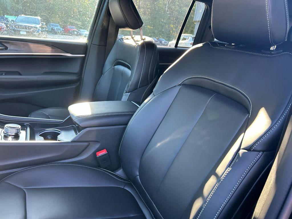 new 2025 Jeep Grand Cherokee car, priced at $48,500