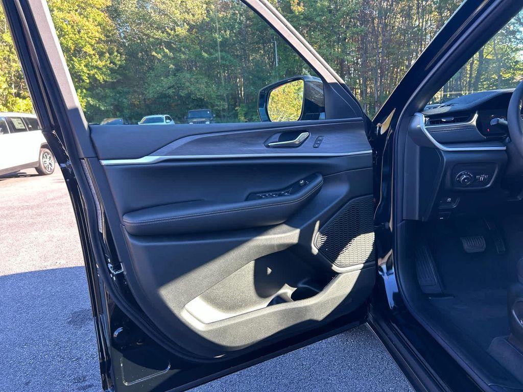 new 2025 Jeep Grand Cherokee car, priced at $48,500