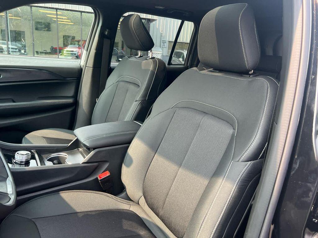 new 2025 Jeep Grand Cherokee car, priced at $37,750