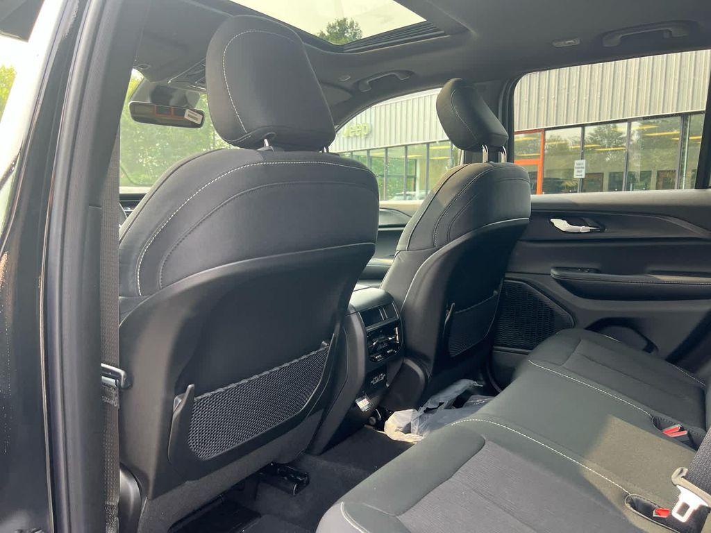 new 2025 Jeep Grand Cherokee car, priced at $37,750