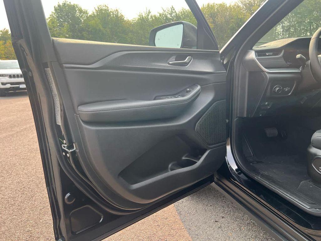 new 2025 Jeep Grand Cherokee car, priced at $37,750