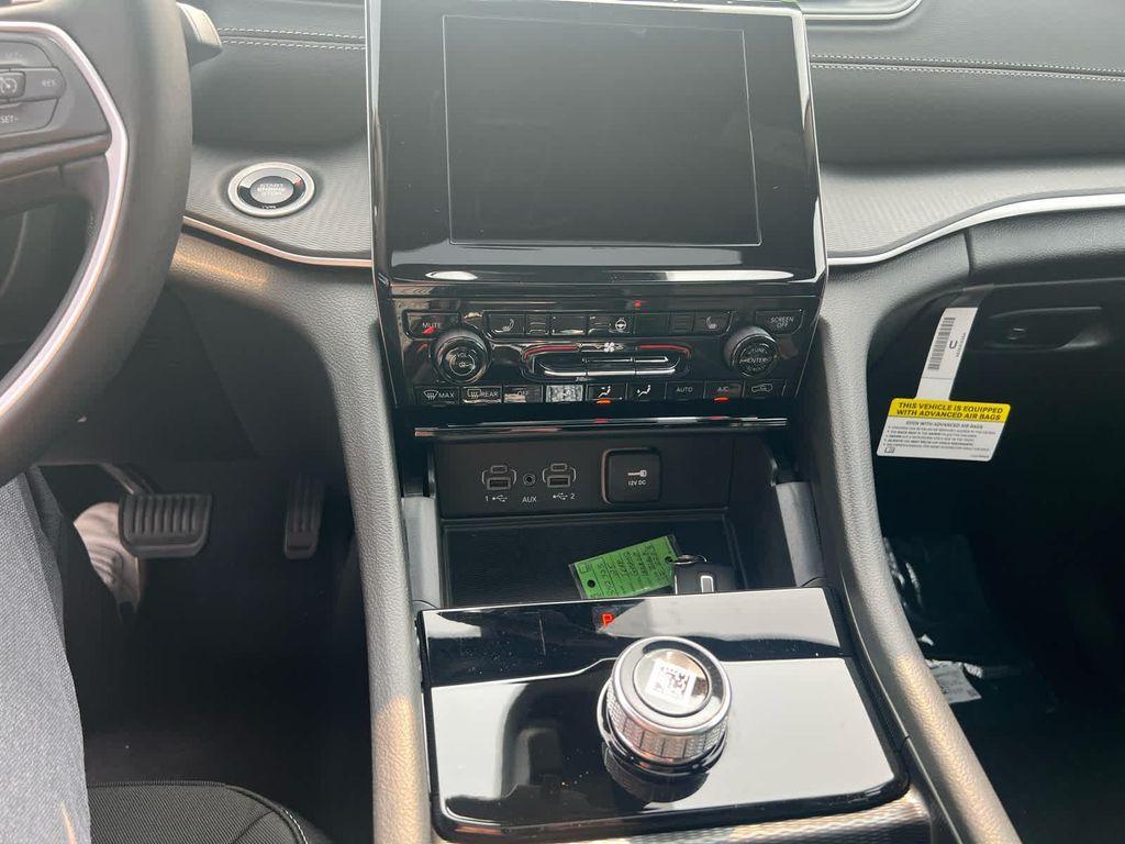 new 2025 Jeep Grand Cherokee car, priced at $37,750