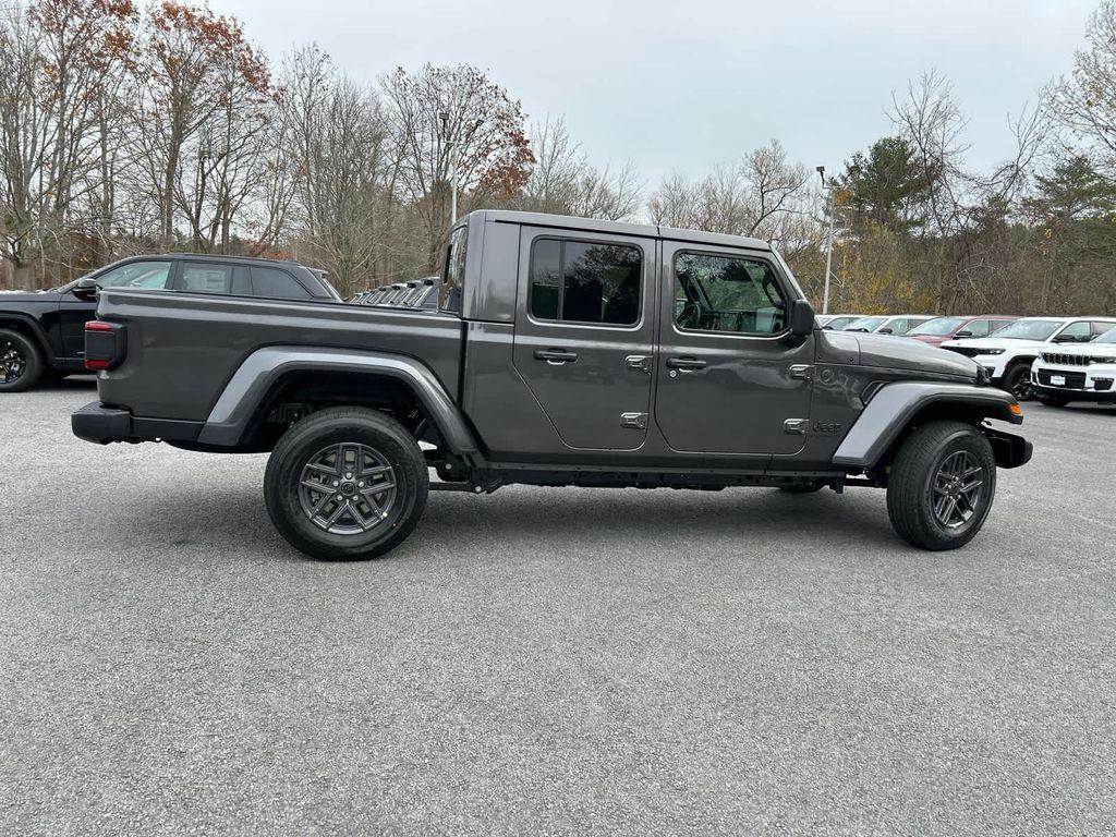 new 2026 Jeep Gladiator car, priced at $47,594