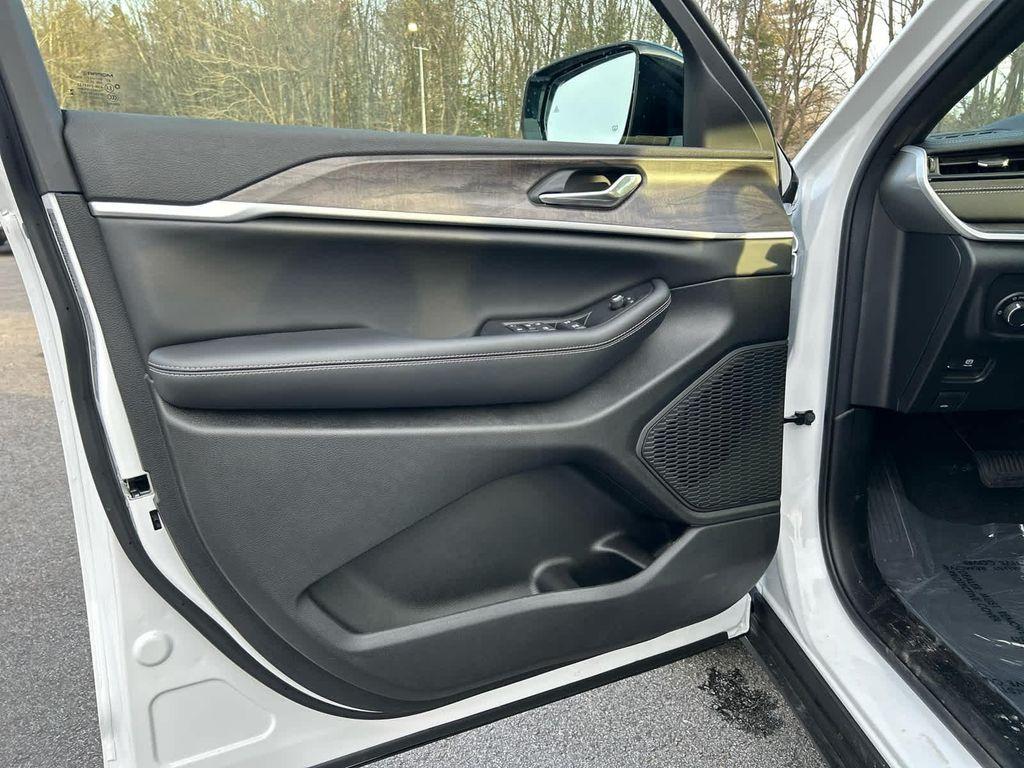 new 2026 Jeep Grand Cherokee car, priced at $45,049