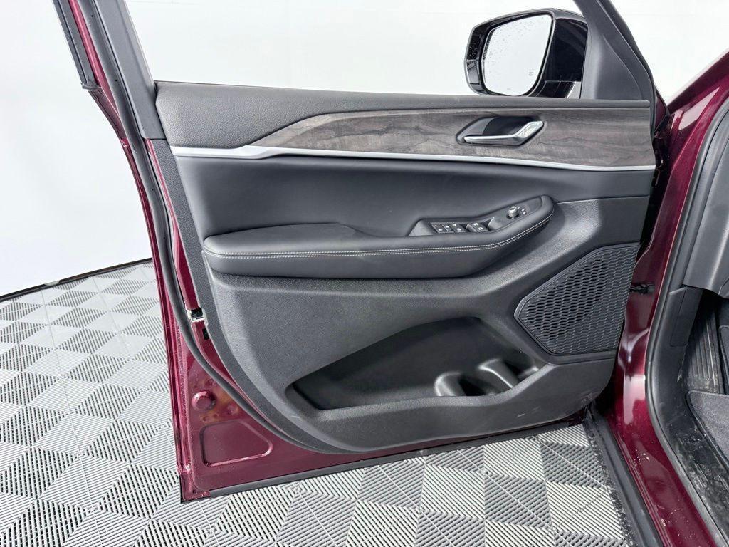 new 2026 Jeep Grand Cherokee car, priced at $38,339