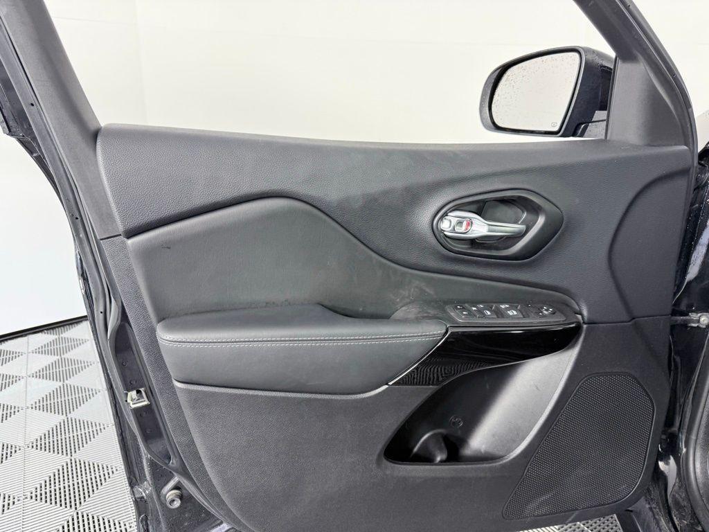 used 2023 Jeep Cherokee car, priced at $22,487