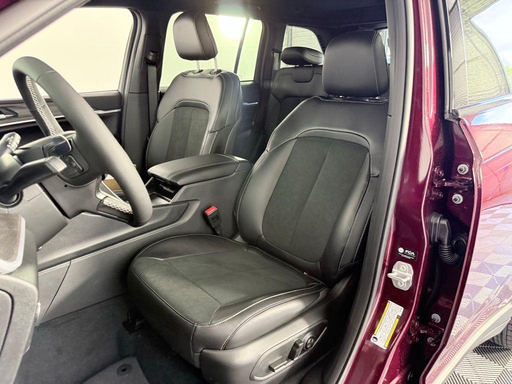 new 2026 Jeep Grand Cherokee car, priced at $43,600