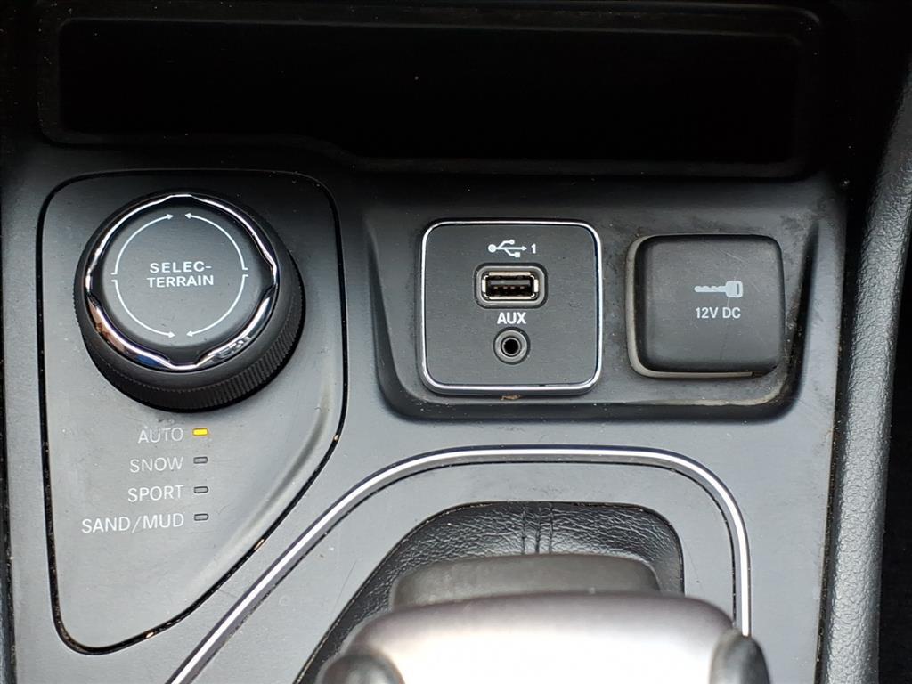 used 2019 Jeep Cherokee car, priced at $12,995