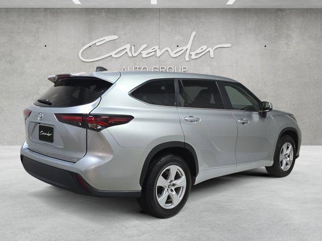 used 2025 Toyota Highlander car, priced at $38,999