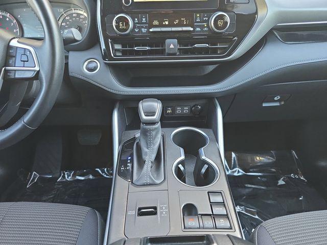 used 2025 Toyota Highlander car, priced at $38,999