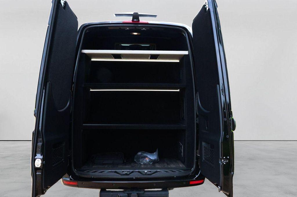 Mercedes-Benz Sprinter view 26