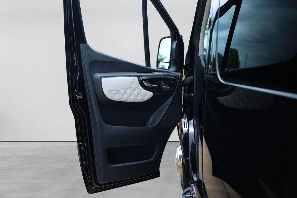 Mercedes-Benz Sprinter view 35