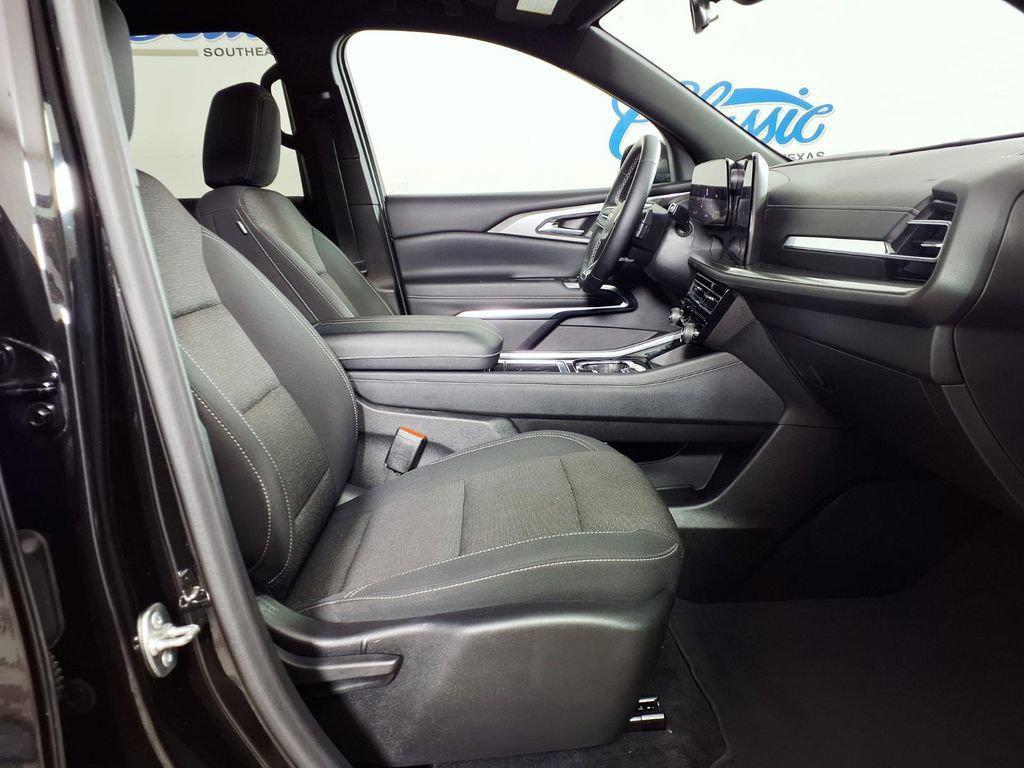 used 2024 Chevrolet Traverse car, priced at $37,889