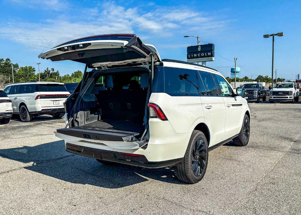 new 2025 Lincoln Navigator car, priced at $98,440