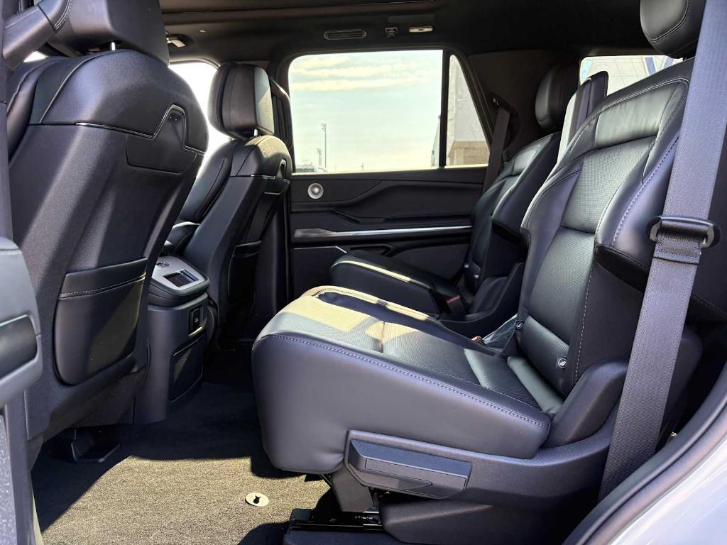new 2025 Lincoln Navigator car, priced at $98,440