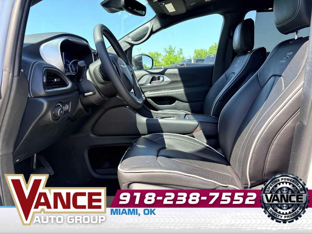 used 2025 Chrysler Pacifica car, priced at $35,886