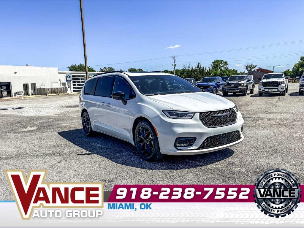 used 2025 Chrysler Pacifica car, priced at $35,886