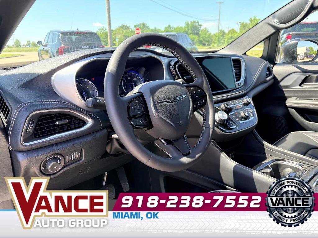 used 2025 Chrysler Pacifica car, priced at $35,886