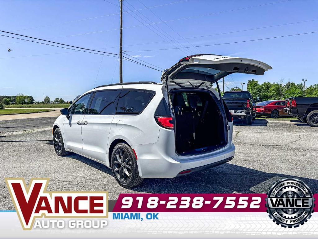 used 2025 Chrysler Pacifica car, priced at $35,886