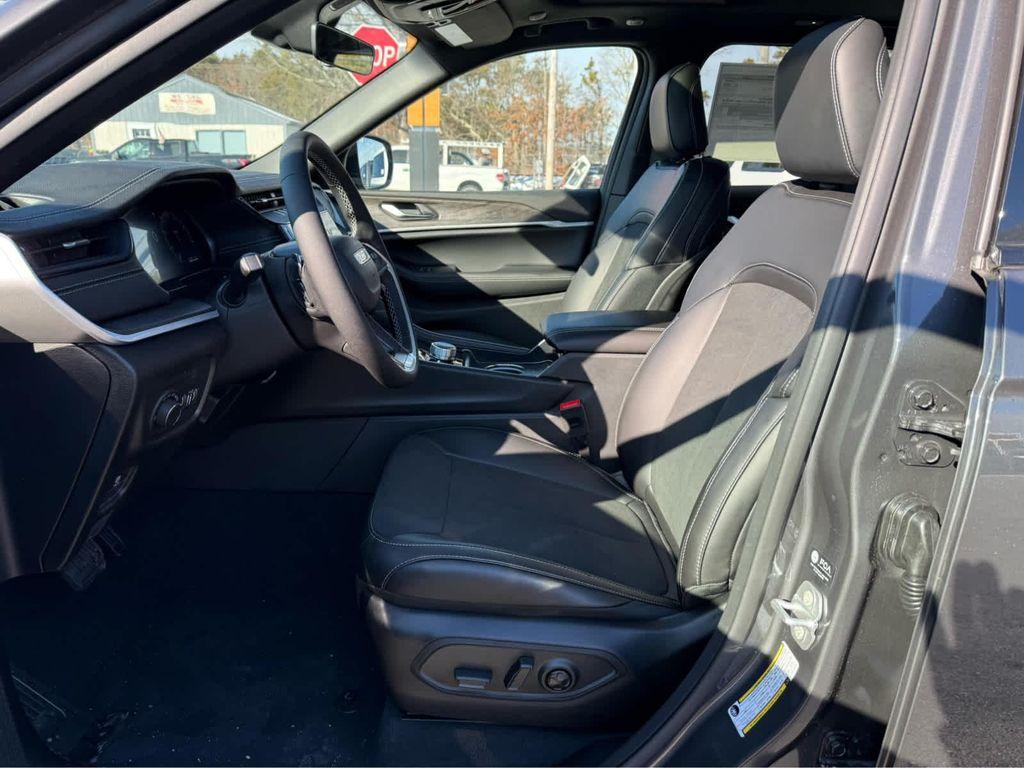 new 2026 Jeep Grand Cherokee car, priced at $45,698