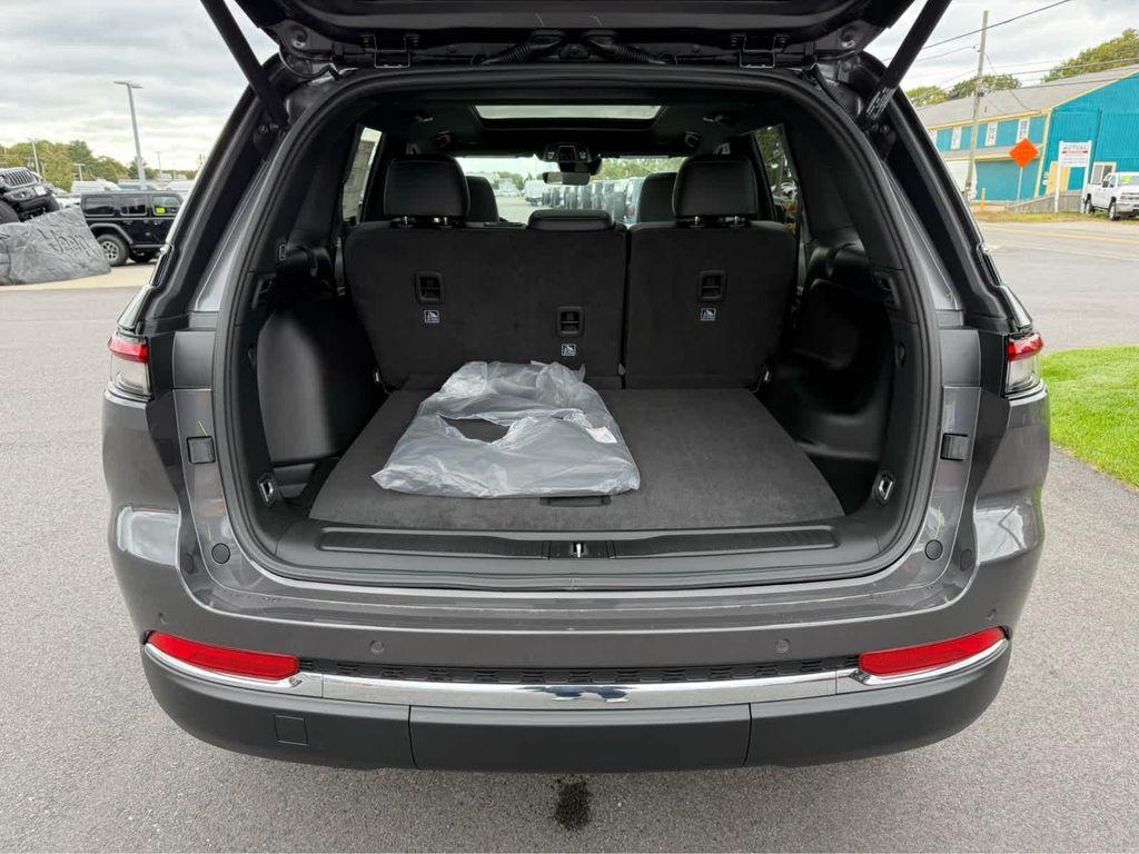 new 2025 Jeep Grand Cherokee car, priced at $48,250