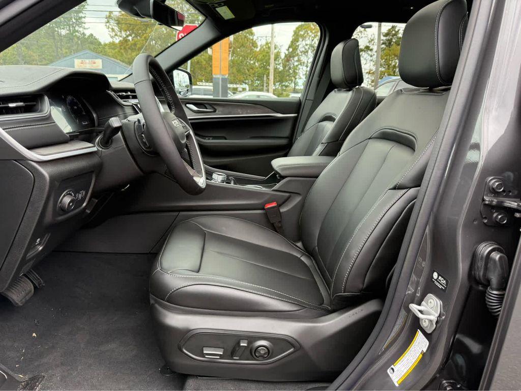 new 2025 Jeep Grand Cherokee car, priced at $48,250