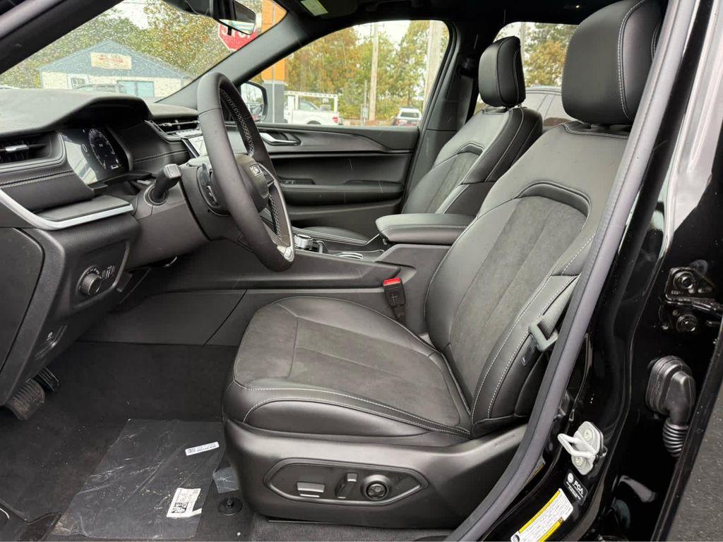 new 2025 Jeep Grand Cherokee car, priced at $42,250