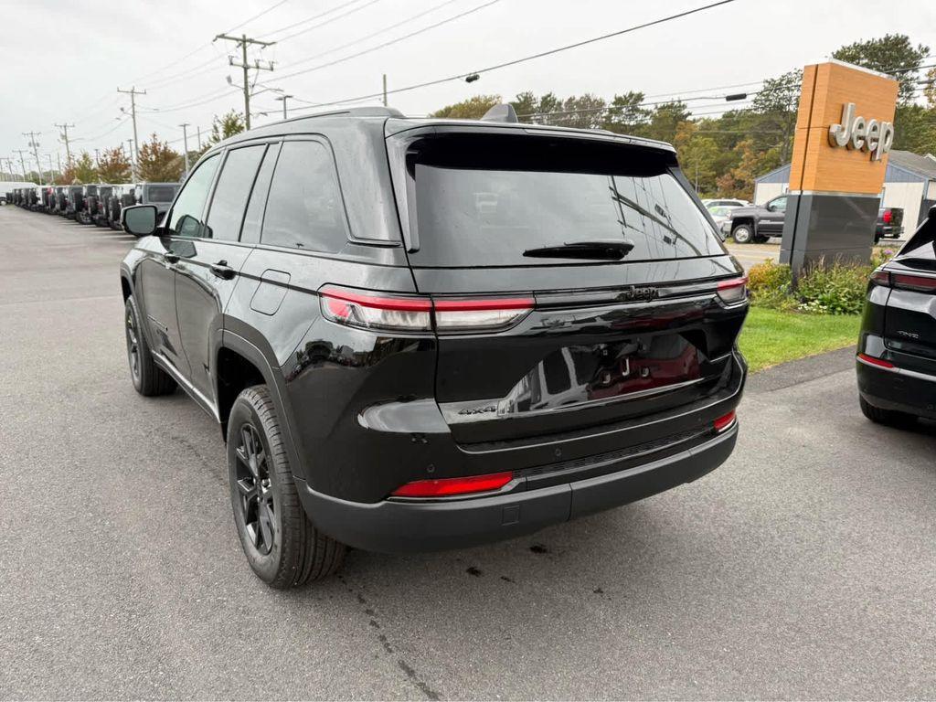 new 2025 Jeep Grand Cherokee car, priced at $42,250