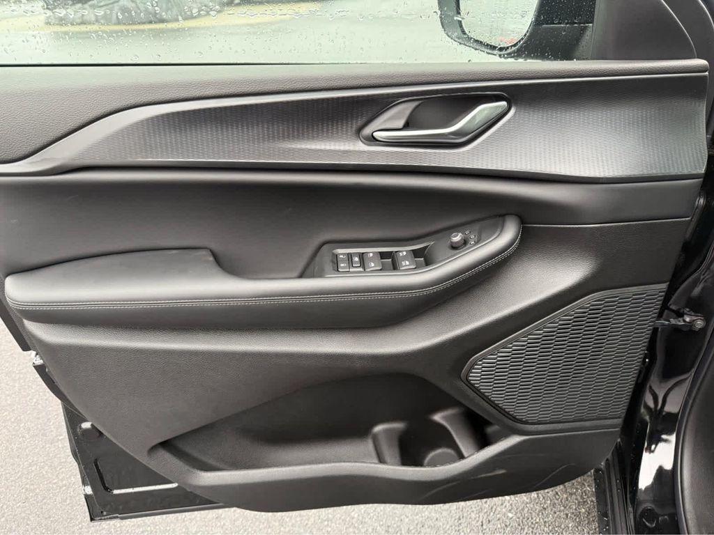 new 2025 Jeep Grand Cherokee car, priced at $35,950