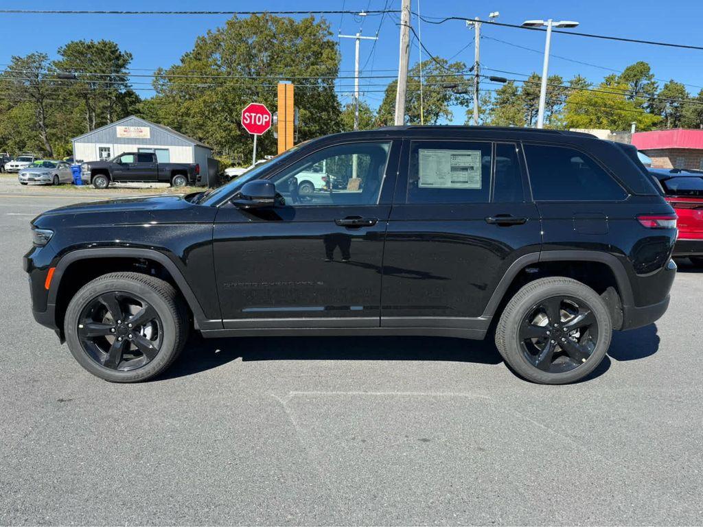 new 2025 Jeep Grand Cherokee car, priced at $43,750