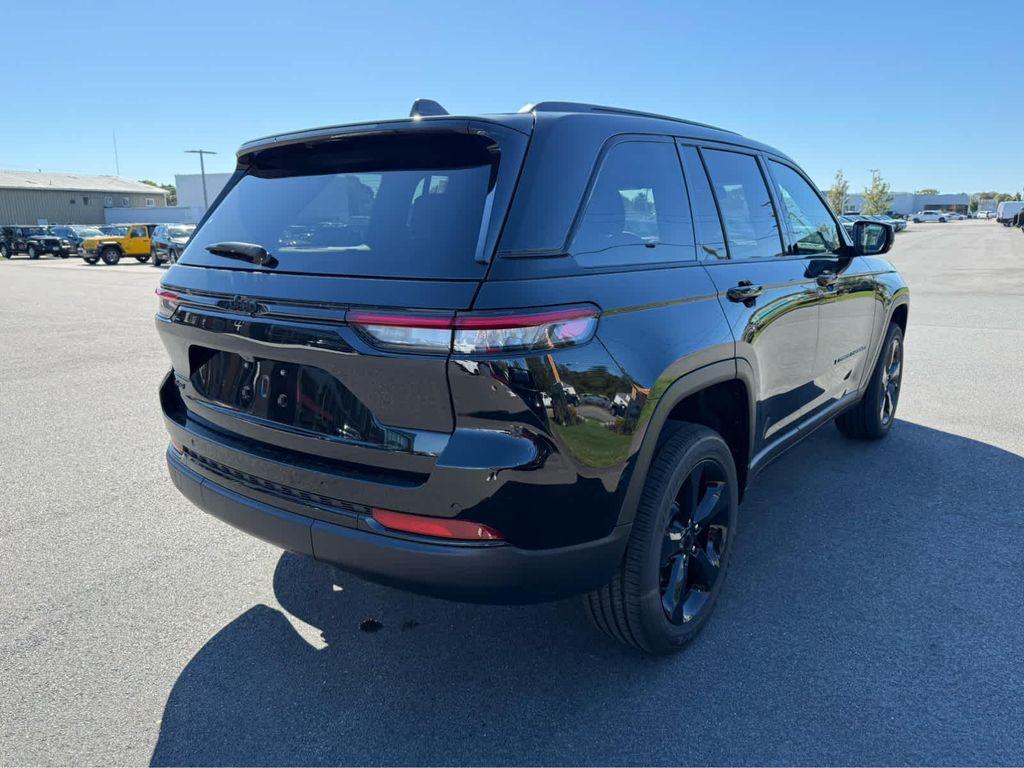 new 2025 Jeep Grand Cherokee car, priced at $43,750