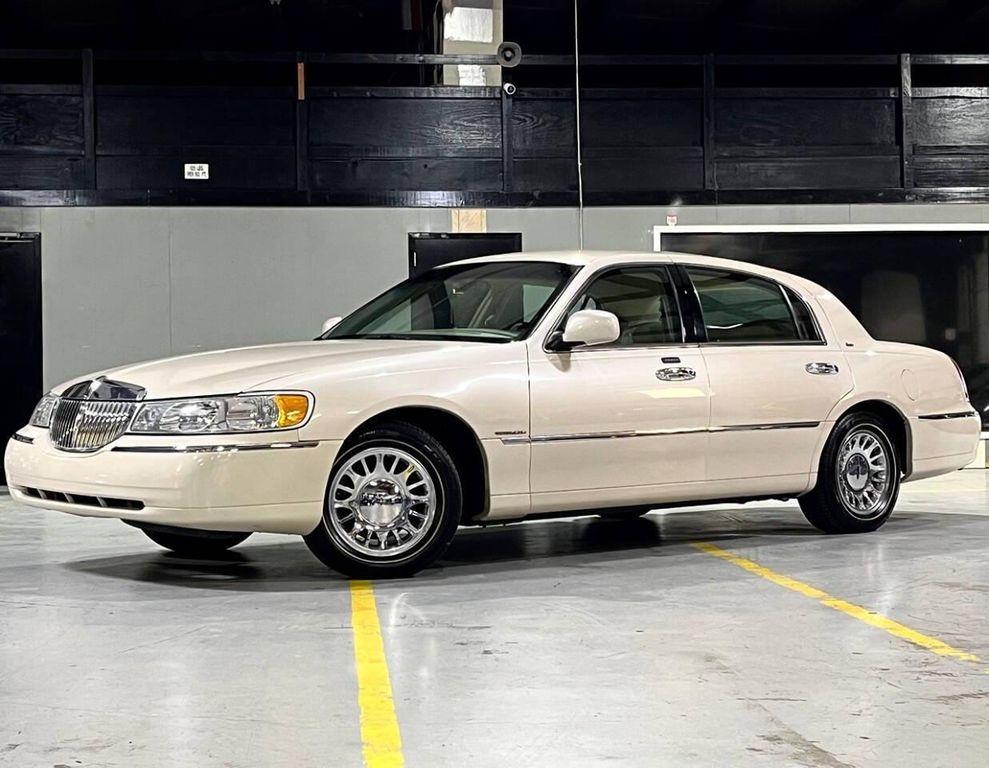 used 2002 Lincoln Town Car car, priced at $13,999