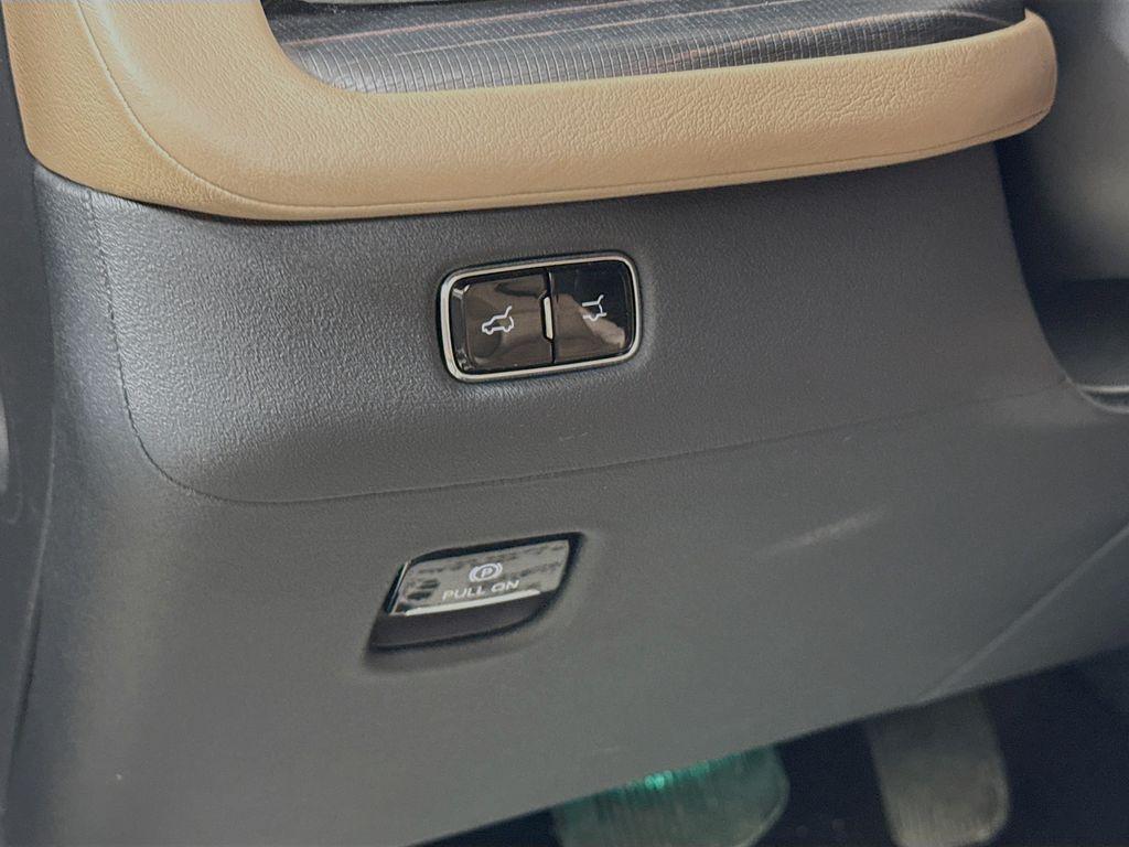 used 2025 Lincoln Navigator car, priced at $106,750