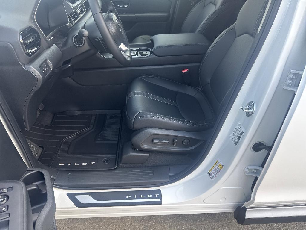 new 2025 Honda Pilot car, priced at $45,242