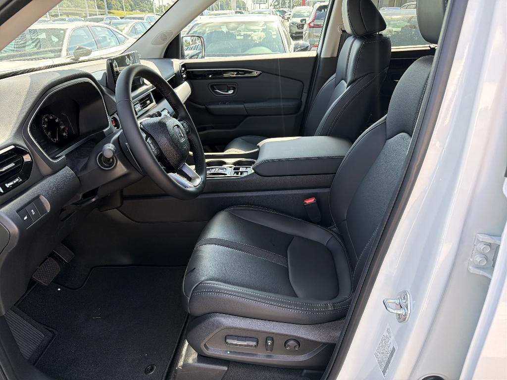 new 2025 Honda Pilot car, priced at $44,695