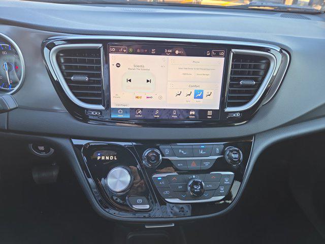 used 2025 Chrysler Pacifica car, priced at $29,542