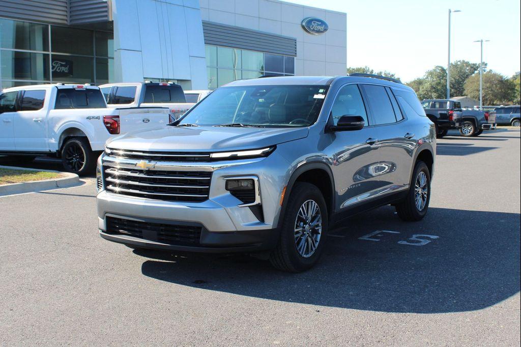 used 2025 Chevrolet Traverse car, priced at $32,997