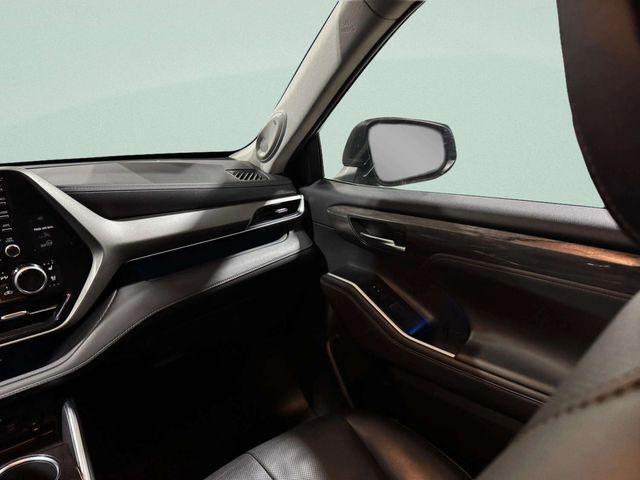 used 2021 Toyota Highlander car, priced at $26,998