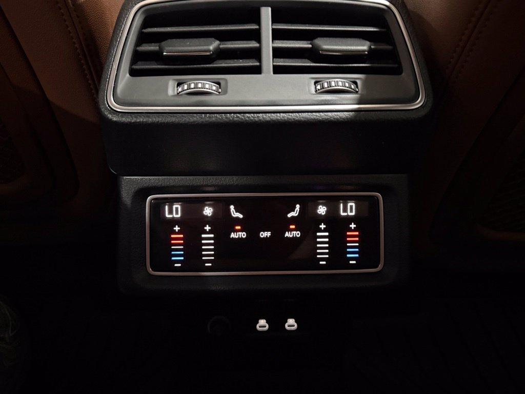 Audi e-tron view 44