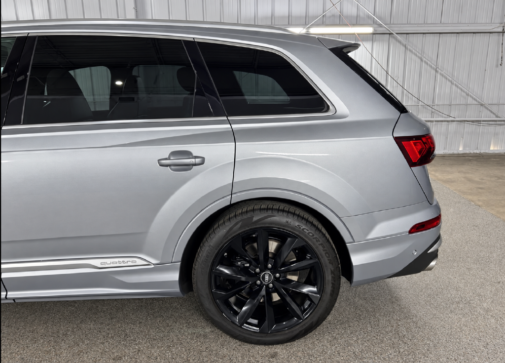 Audi SQ7 view 14