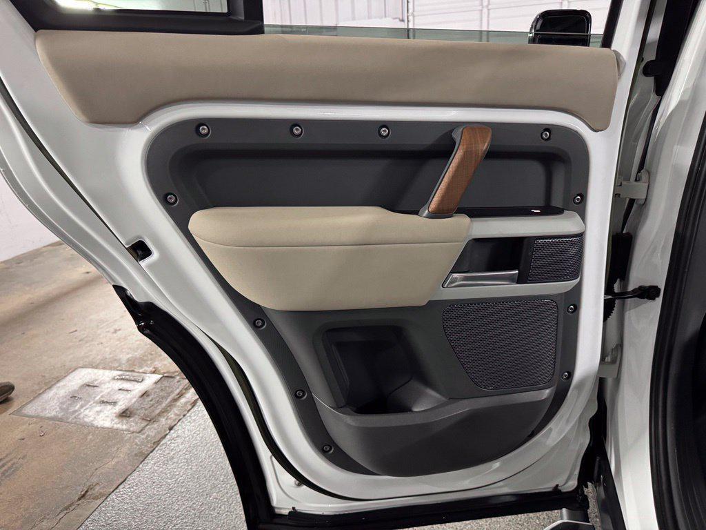 Land Rover Defender view 44