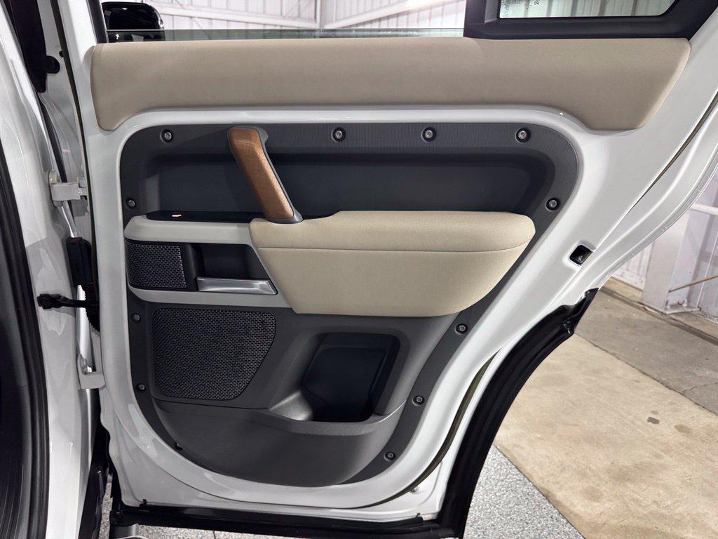 Land Rover Defender view 47
