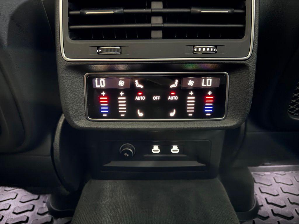 Audi SQ7 view 27