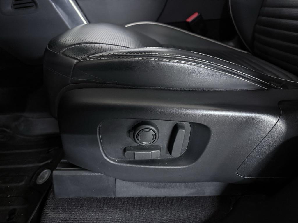 used 2022 Land Rover Discovery car, priced at $39,900