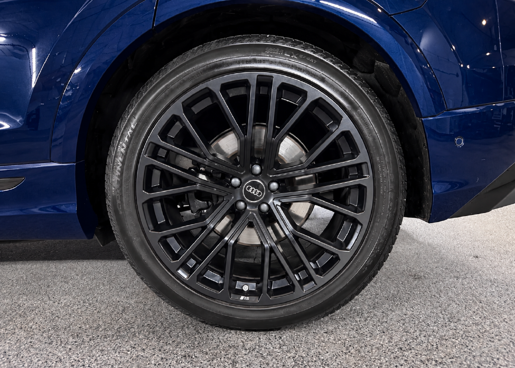 Audi SQ8 view 13