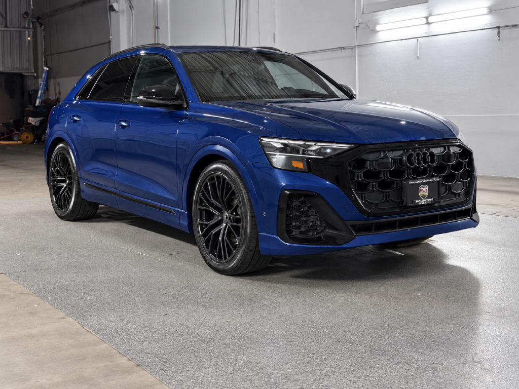 Audi SQ8 view 4