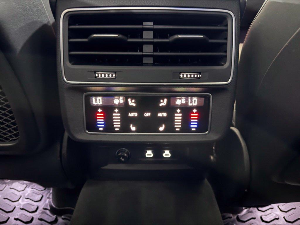 Audi SQ8 view 18