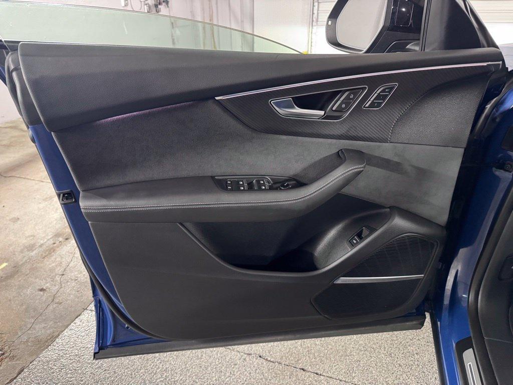Audi SQ8 view 32