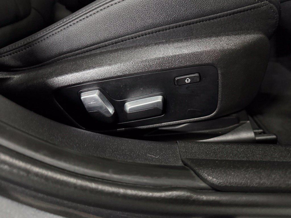 BMW 3 Series view 32