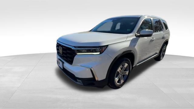 new 2025 Honda Pilot car, priced at $45,343